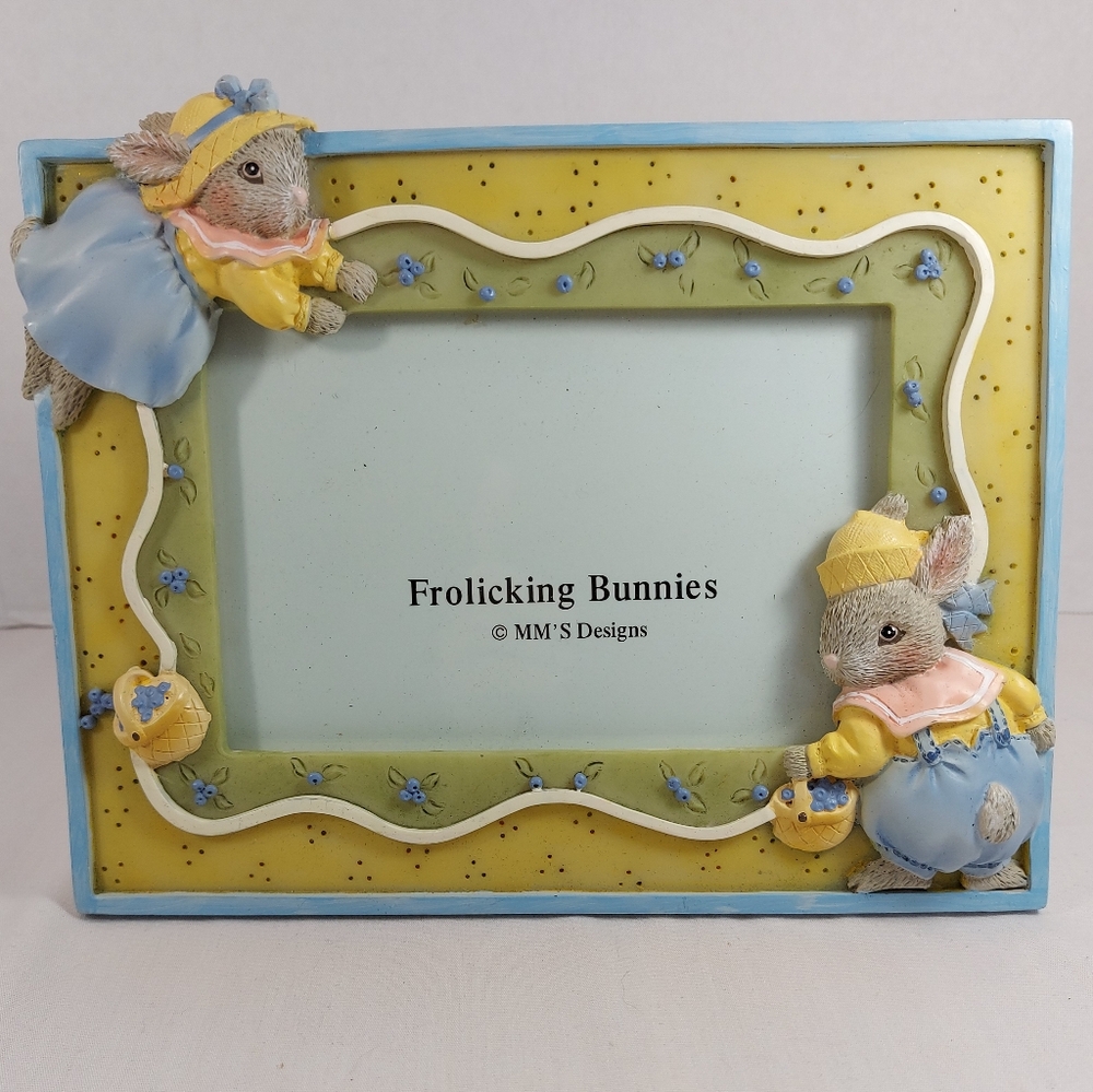 NWOT Frolicking Bunnies Resin/ Acrylic 3D Picture Frame For 4"x6" Picture